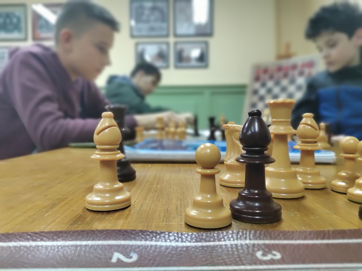 Šahovske figure na tabli tokom treninga u Šah klubu Bela Crkva