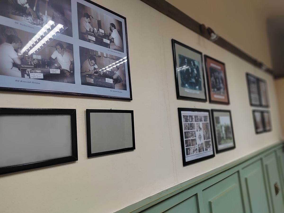 Zid sa istorijskim fotografijama u Šah klubu Bela Crkva